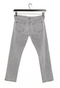 Jeans de mezclilla gris con un diseño de pierna recta, estilo de cinco bolsillos y una cinturilla clásica, colgados en una percha negra.