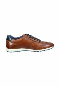 Baskets en cuir marron avec un design perforé, accents bleu marine, fermeture à lacets et une semelle blanche avec une bordure bleue.