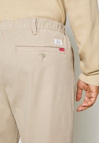 Levi's® Plus CORDUROY - Pantaloni - true chino shady