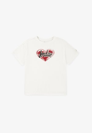Hvid bomulds t-shirt med et rødt hjerte grafik og ordet "Jordan" skrevet med sort kursiv, rund hals og korte ærmer.
