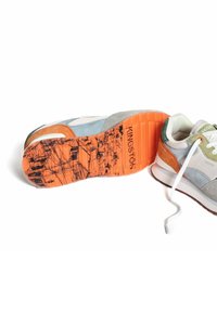 Sneaker in morbido suede grigio, arancione e verde, con una suola intermedia bianca e una suola testurizzata arancione che mostra una stampa dettagliata.