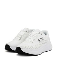 Scarpe da ginnastica bianche con una parte superiore testurizzata, accenti neri e una suola imbottita. Presentano lacci strutturati e un design leggero.