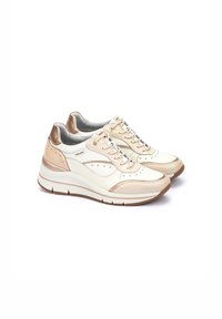 Zapatillas blancas y beige con acentos metálicos dorados, detalles perforados, puntera redonda, suela acolchada y materiales texturizados.