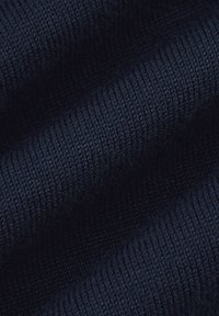 Granatowy dzianinowy materiał o gładkiej teksturze, z ciasnym, jednolitym ściągaczem i spójnym wzorem w całej powierzchni.