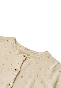 Beige Strickjacke mit Rundhalsausschnitt, ausgestattet mit einem Knopfverschluss und kleinen dekorativen Löchern im Stoff. Glatte Textur.