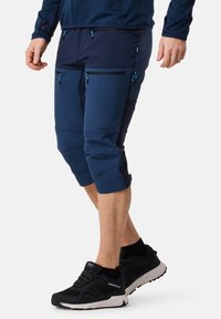 Marinblå knälånga herrshorts i lätt material, med flera dragkedjefickor och kontrasterande svarta detaljer.