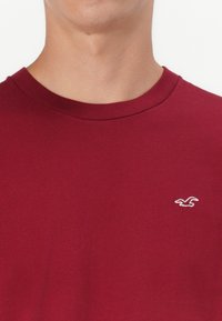 Hollister Co. ICON CREW - Paprasti marškinėliai - dark red