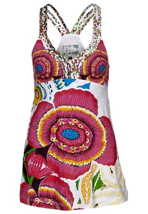 Kolorowa sukienka bez rękawów z dużymi różowymi i niebieskimi wzorami kwiatowymi, białym tłem oraz plecionym paskiem.