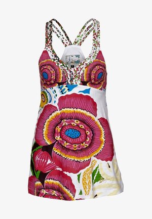 Barevné šaty bez rukávů s velkými růžovými a modrými květinovými vzory, na bílém pozadí a s designem zapletených ramínek.