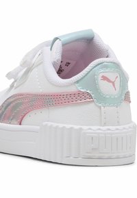 Valkoiset tennarit, joissa on kiiltävä vaaleanpunainen ja sininen iridescentti raita, teksturoitu kumipohja ja pehmustettu nilkkaosa, jossa on Puma-logo.