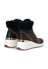 Zapatillas altas negras y marrones con cuello de felpa negro, cuero texturizado, acentos dorados y suela de cuña blanca. Presenta un diseño con cordones.