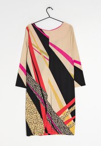 Robe multicolore avec des motifs géométriques abstraits, présentant des accents beige, noir, rose et imprimé léopard. Conçue avec des manches longues et un col rond.