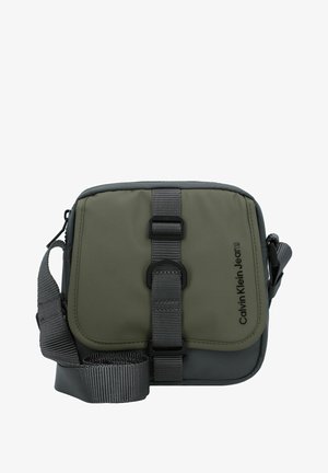 Borsa a tracolla verde in nylon con accenti grigi, una fascia con fibbia frontale, tracolla regolabile in tessuto intrecciato e dettaglio del logo sul lato.