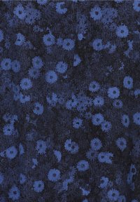 Tissu bleu foncé avec un motif de petites fleurs bleu clair dispersées de manière uniforme sur toute la surface.