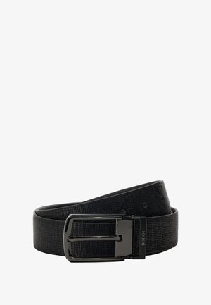 Ceinture en cuir noir avec une surface texturée, dotée d'une boucle rectangulaire en argent et de plusieurs trous pour l'ajustement de la taille.