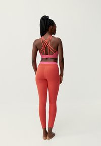 Born Living Yoga NAVANI - Sport-BH med medium stöd - coral