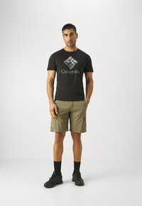 Columbia SILVER RIDGE™ UTILITY CARGO - Lauko šortai - stone green