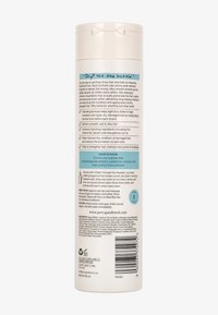 Lys beige shampoo flaske med flip-top låg. Frontlabel indeholder blå accenter og tekst om fugtgivende fordele. Bagsiden inkluderer anvisninger og ingredienser.