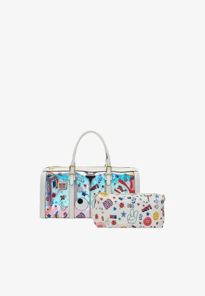 Zwei bunte Taschen mit weißen Griffen und Reißverschlüssen, dekoriert mit Cartoon-Augen, Emojis, Sternen, Marienkäfern und verspieltem Text auf weißem Hintergrund.