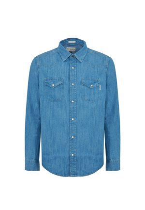 Camicia in denim blu con maniche lunghe, colletto a punta e due tasche sul petto. Presenta un'apertura frontale con bottoni e una texture sottile.