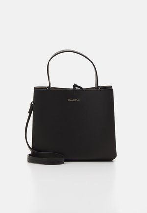 Bolso de mano de cuero negro con un diseño estructurado, asas superiores y una correa para el hombro desmontable. Detalle del logo dorado en la parte frontal. Textura suave.