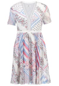 Vestido de manga corta en tejido ligero con una mezcla de patrones florales y geométricos en rojo, azul y blanco, con escote en V profundo y cintura fruncida.