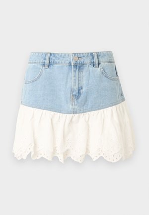 Τζιν μίνι φούστα με μπροστινές τσέπες και κουμπί, με άσπρη δαντέλα eyelet στο τελείωμα για πολυεπίπεδη εμφάνιση.