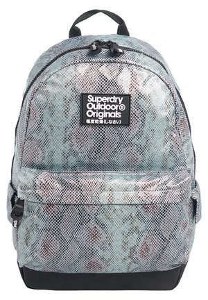 Rygsæk med blå og brunt abstrakt mønster, frontlynlåslomme, sort bund og Superdry Outdoor Originals logo-patch.