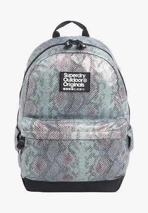 Rygsæk med blå og brunt abstrakt mønster, frontlynlåslomme, sort bund og Superdry Outdoor Originals logo-patch.