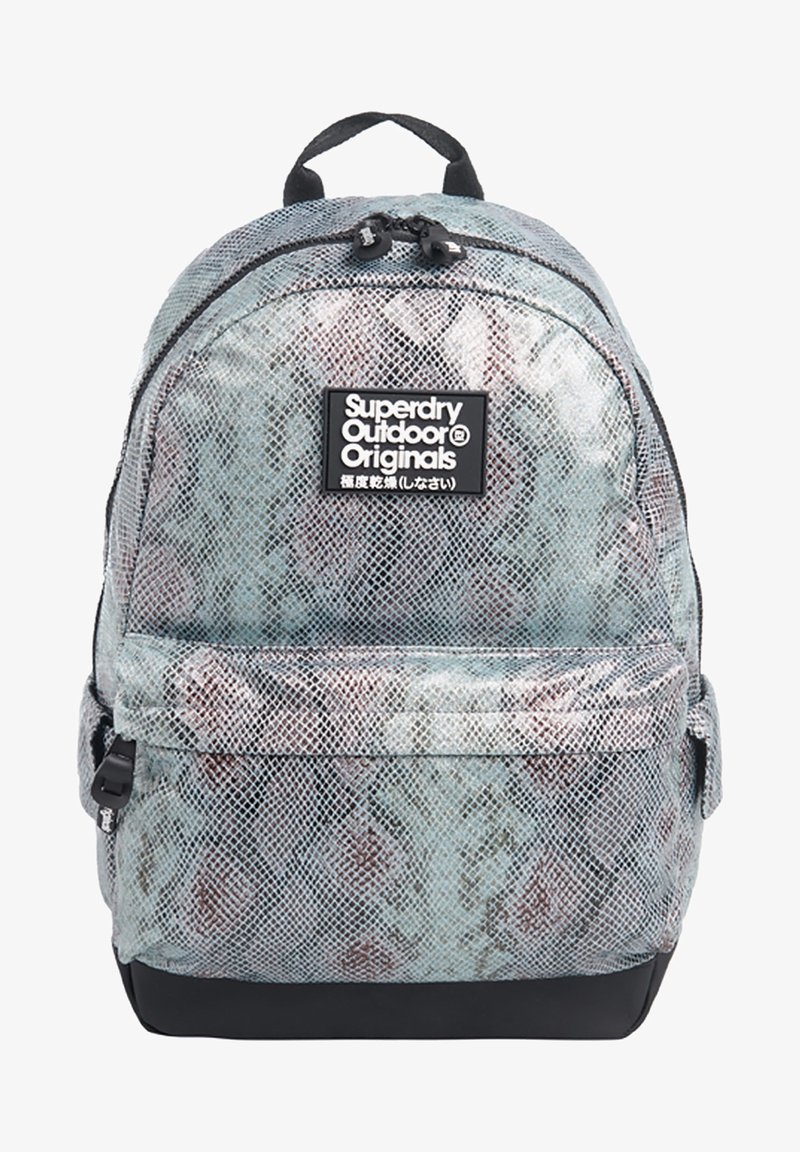 Sac à dos avec motif abstrait bleu et marron, poche frontale zippée, fond noir et écusson du logo Superdry Outdoor Originals.