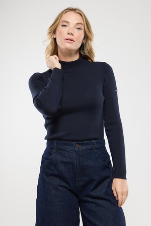 Maglione a collo alto a coste navy con maniche lunghe. Realizzato in morbido tessuto lavorato a maglia, presenta un design aderente e un leggero logo accento sulla manica.