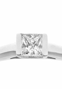 Sudraba gredzens ar kvadrātveida griezuma caurspīdīgu dimantu, kas iestatīts eleganta, minimālisma joslā ar gludu apdari un smalku spīdumu.