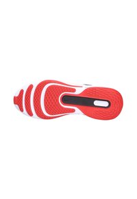 Suela de zapatilla deportiva con goma roja y blanca. Superficie texturizada con surcos y patrones distintos, incluyendo una sección central negra.