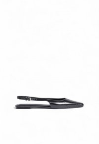 Mustadast nahast slingback-lamedad kingad terava varbaga, lõikeäärtega külgedel ja ühe reguleeritava rihmaga kandmisel. Sile tekstuur ja minimalistik disain.