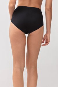 Kalhotky s vysokým pasem, černé bavlněné, bezšvový design, hladká textura, perfektní pokrytí, viditelné přesné švy na zadní straně.