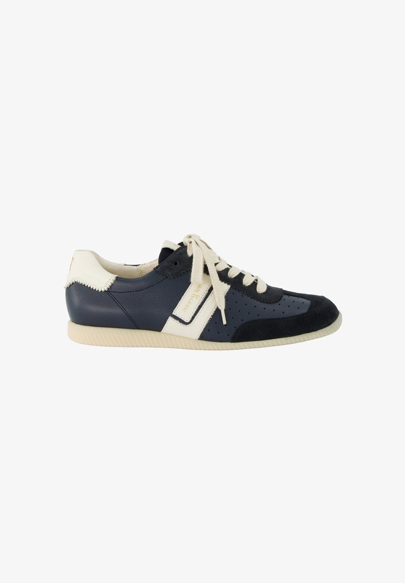 Sneaker in pelle blu navy e bianca con lacci beige, lato perforato e suola beige testurizzata, mostrata dal lato esterno.