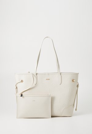 Bolso tote blanco con patrón floral en relieve y logo dorado; incluye un estuche desmontable a juego con cierre de cremallera. Textura de cuero suave.