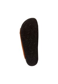 Sole di scarpa in pelle marrone con un motivo in gomma nera testurizzata. Forma arrotondata con un bordo liscio e un tacco leggermente rialzato.