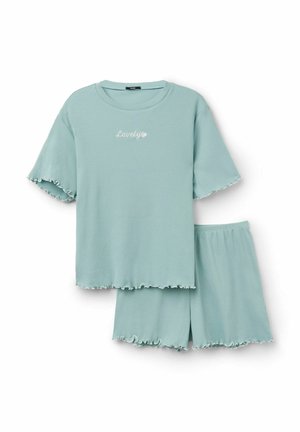 Set di pigiama a coste color blu chiaro, composto da una maglietta a maniche corte con orlo scallop e pantaloni corti abbinati, entrambi con bordi arricciati e testo ricamato.