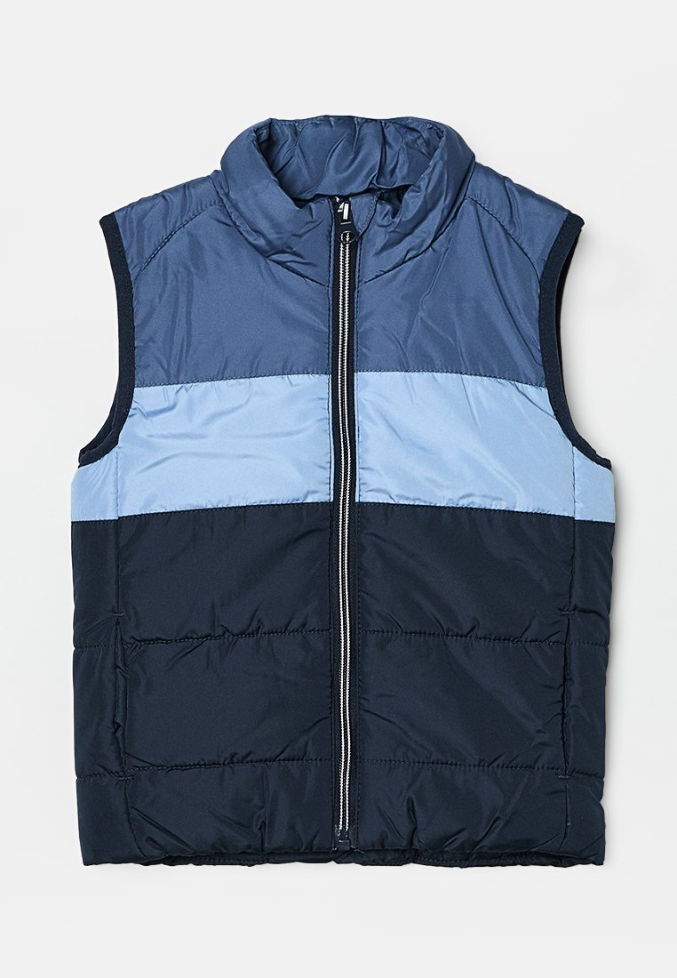 Gilet sans manches en duvet avec trois blocs de couleurs : bleu marine foncé, bleu clair et bleu foncé. Comprend une fermeture éclair avant et un col haut. Texture lisse.