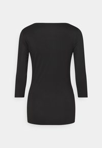 Top negro ajustado de manga larga con escote barco, mostrado de espaldas sobre un fondo blanco.