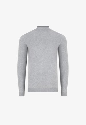 Jasnoszary, długi sweter z dzianiny z wysokim stójką i ściągaczami przy mankietach i u dołu, zaprezentowany na białym tle.