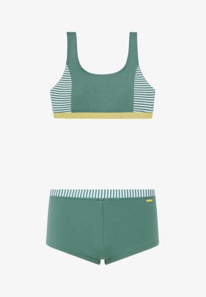 Ensemble de maillot de bain deux pièces composé d'un haut vert uni avec un côté rayé et une bande jaune, associé à un bas vert assorti et une ceinture rayée.