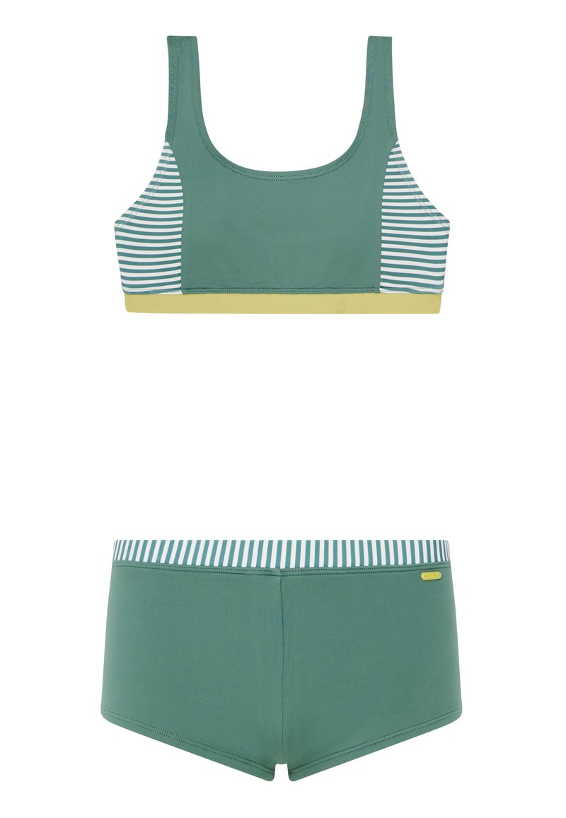 Set da bagno a due pezzi, composto da un top verde uniforme con un lato a righe e fascia gialla, abbinato a slip verdi con una cintura a righe.