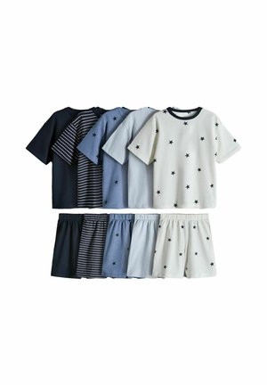 Cinq ensembles de chemises à manches courtes et shorts en noir, noir rayé, bleu avec des étoiles, bleu clair et blanc avec des étoiles noires.