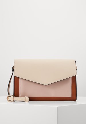 Väri-eroteltu nahkalaukku, jossa on läppä suljettu, vaaleanruskea yläosa, vaaleanpunainen keskiosa ja tummanruskea pohja. Mukana säädettävä olkahihna.