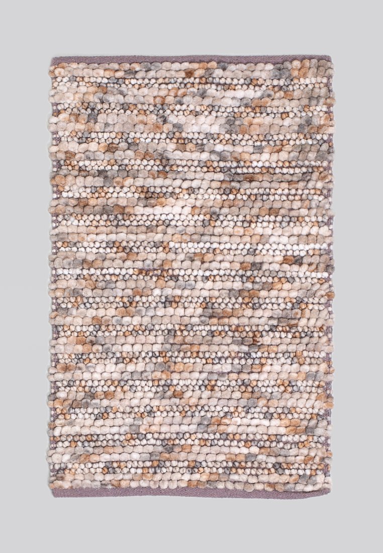 Rechteckiger strukturierter Teppich mit dicken, geschlungenen Garnen in Beige-, Braun-, Grau- und Cremetönen, die in horizontalen Streifen angeordnet sind.
