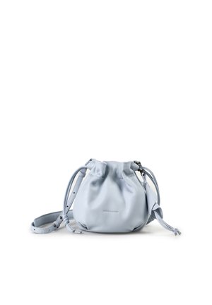 Zachte lichtblauwe leren trekkoordtas met verstelbare riem en subtiele merknaam aan de voorkant, tegen een witte achtergrond.