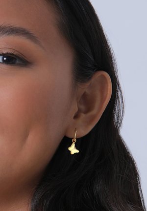 Goldfarbene Schmetterlingsohrenringe mit glatter Textur und offenem Hoopedesign, präsentiert vor einem neutralen Hintergrund, der die Details des Schmetterlingsanhängers hervorhebt.