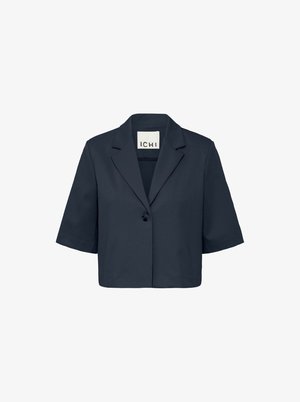 Blazer cortado de color azul marino con cierre de un solo botón, solapas afiladas y mangas cortas, confeccionado en tela suave. Presenta un diseño minimalista.